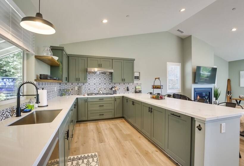 Newly Built Lakeview Home With Family Game Room!