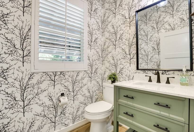 Newly Built Lakeview Home With Family Game Room!