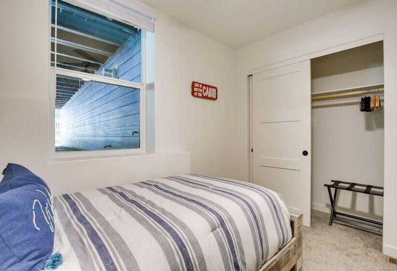 Newly Built Lakeview Home With Family Game Room!