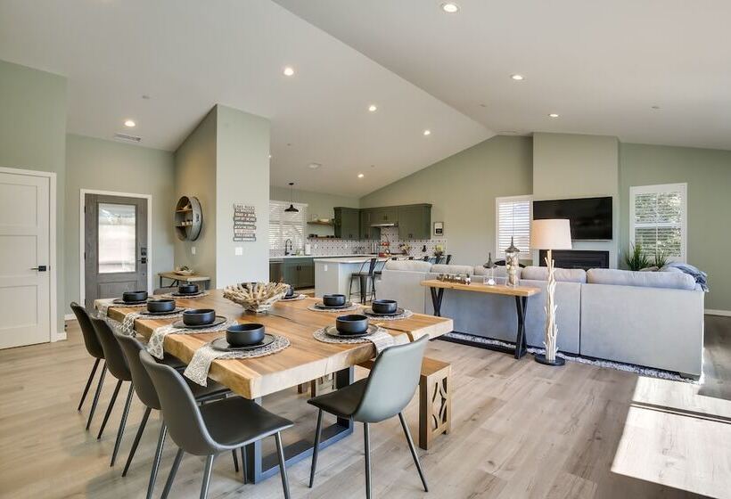 Newly Built Lakeview Home With Family Game Room!