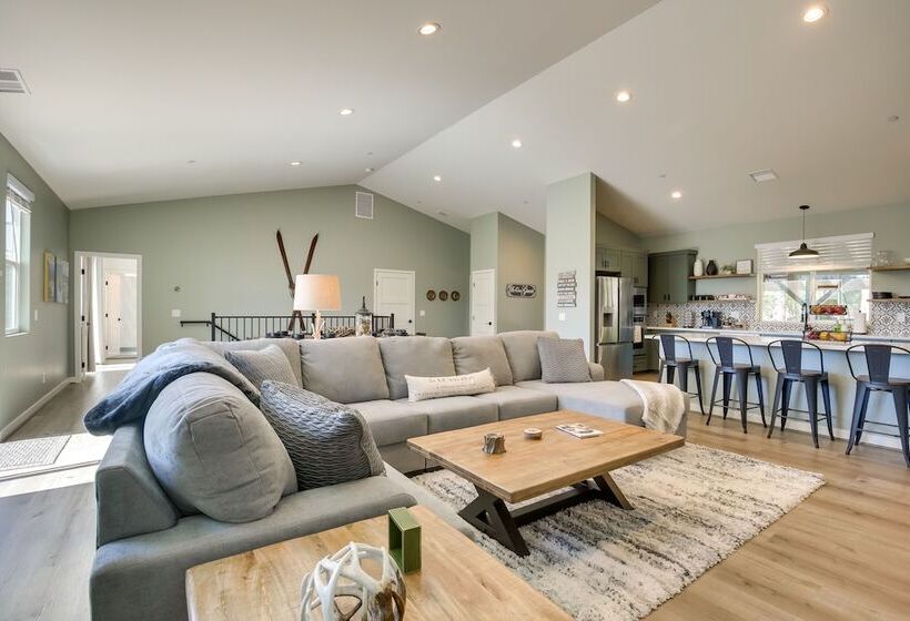 Newly Built Lakeview Home With Family Game Room!