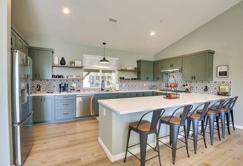 Newly Built Lakeview Home With Family Game Room!