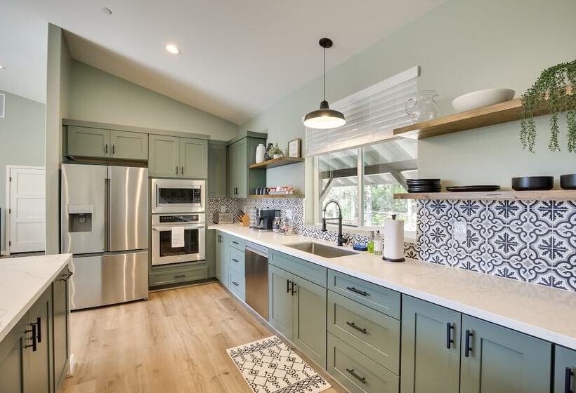 Newly Built Lakeview Home With Family Game Room!