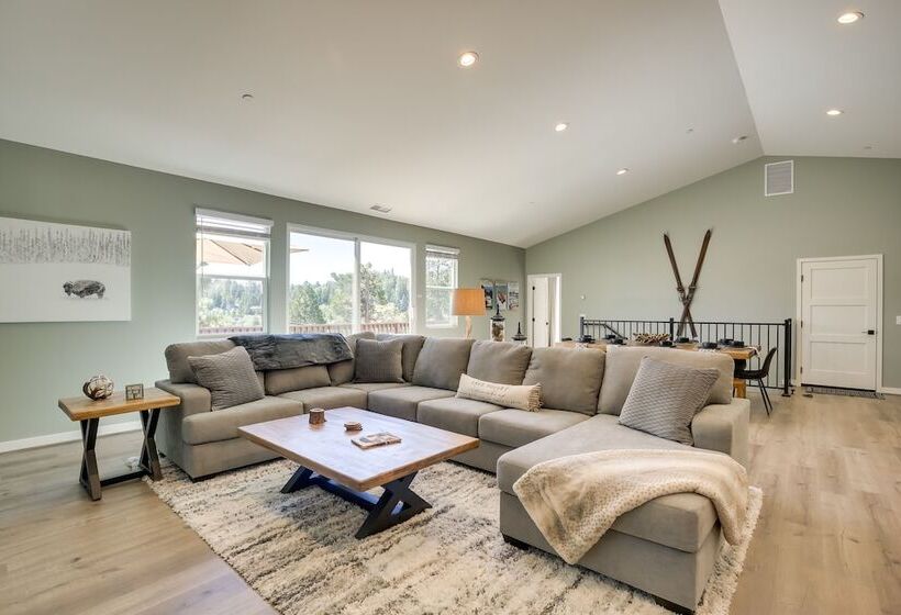 Newly Built Lakeview Home With Family Game Room!