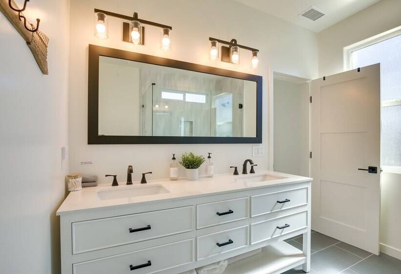 Newly Built Lakeview Home With Family Game Room!