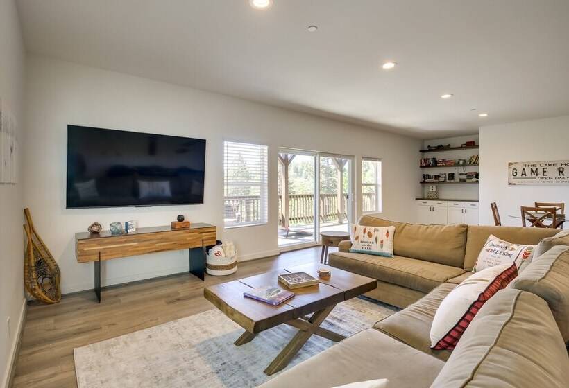 Newly Built Lakeview Home With Family Game Room!