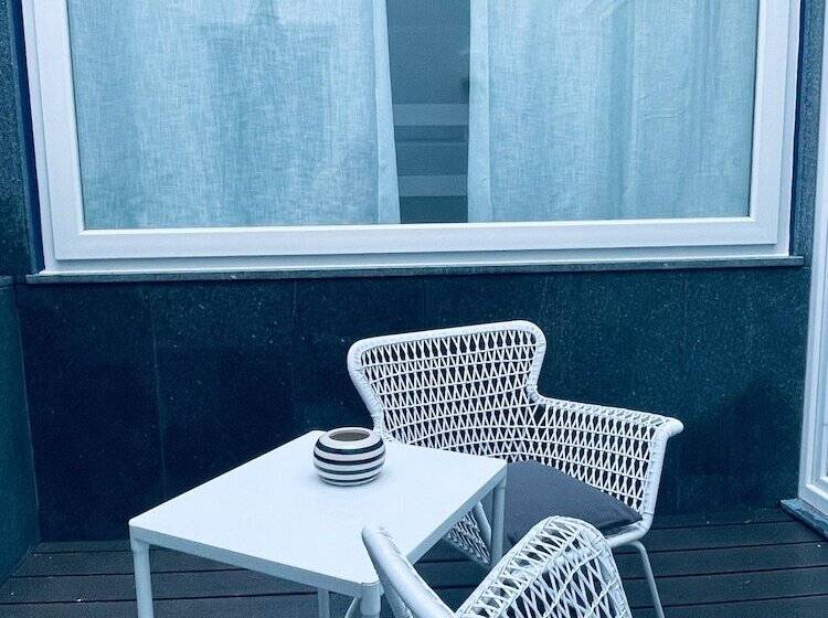 Partenope Hostel And Suites