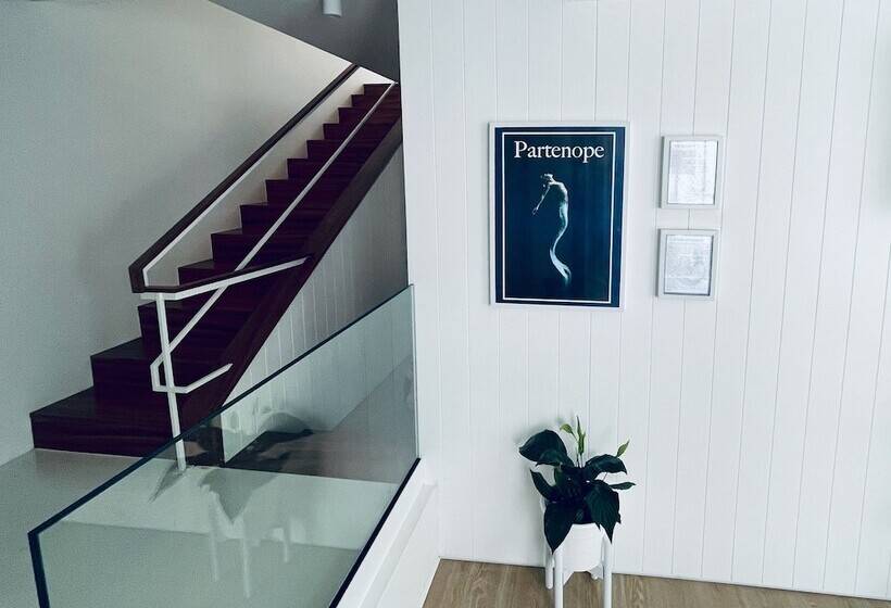 Partenope Hostel And Suites