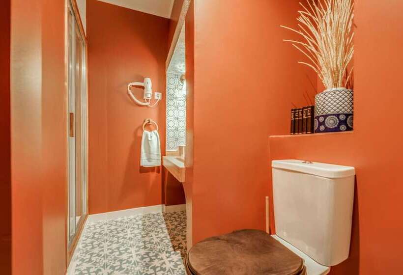 پانسیون Luxa Charm House