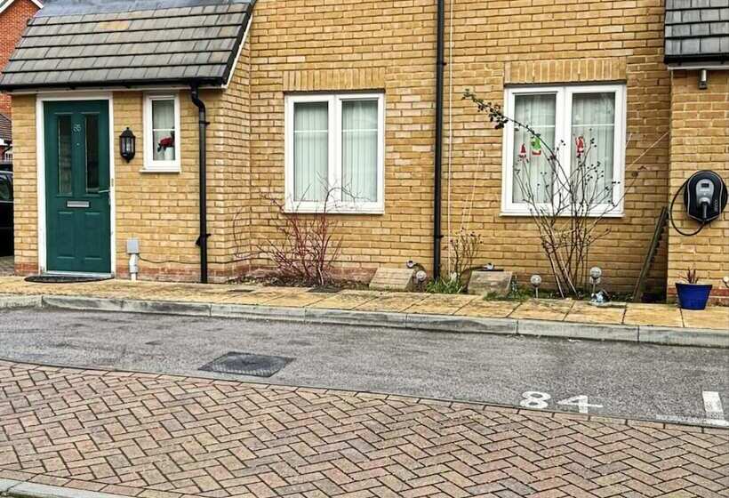 레지던스 2 Bed End Terrace M4 M25 Heathrow Windsor & London