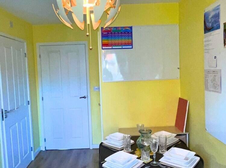 레지던스 2 Bed End Terrace M4 M25 Heathrow Windsor & London