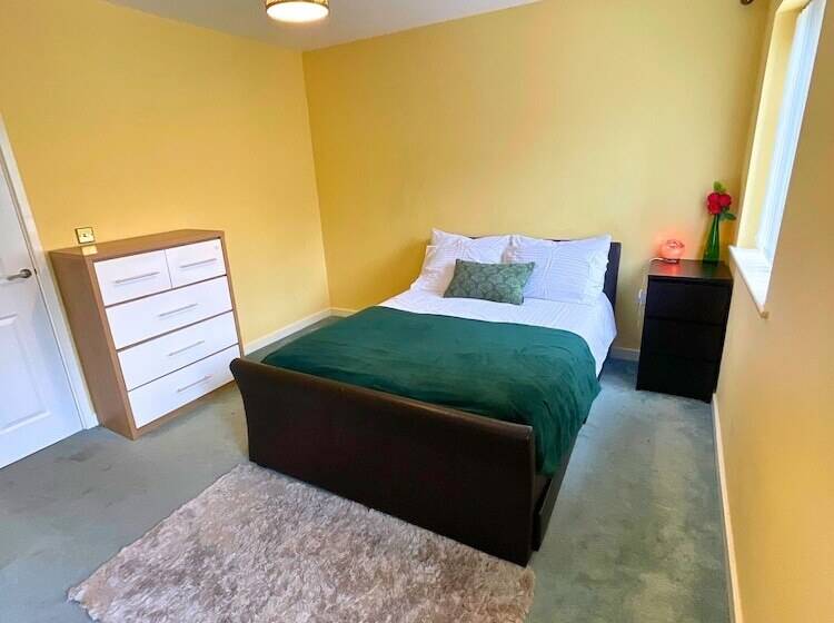 레지던스 2 Bed End Terrace M4 M25 Heathrow Windsor & London