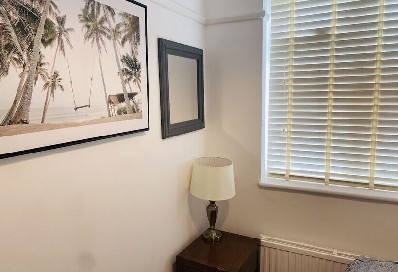 Резиденция Inviting 4 Bed House In Leeds