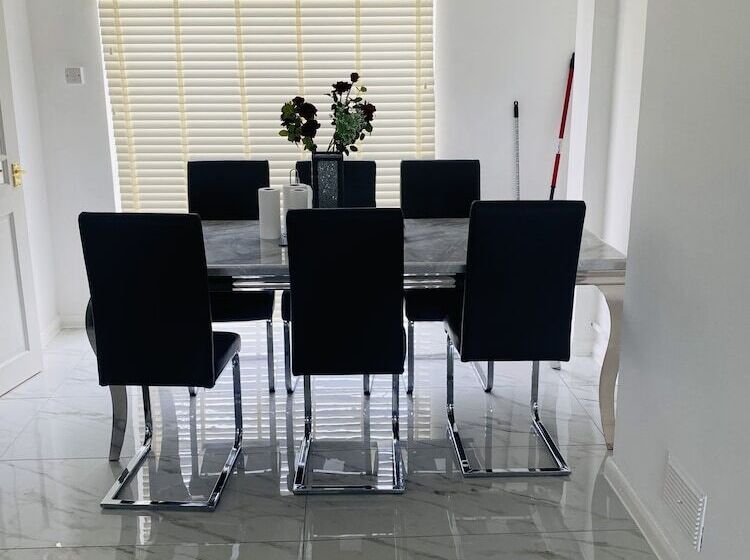 Резиденция Inviting 4 Bed House In Leeds