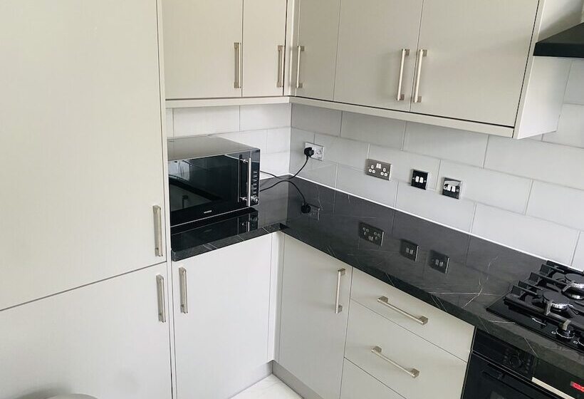 Резиденция Inviting 4 Bed House In Leeds