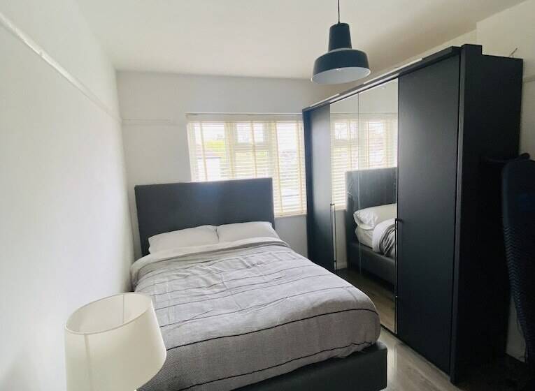 Резиденция Inviting 4 Bed House In Leeds