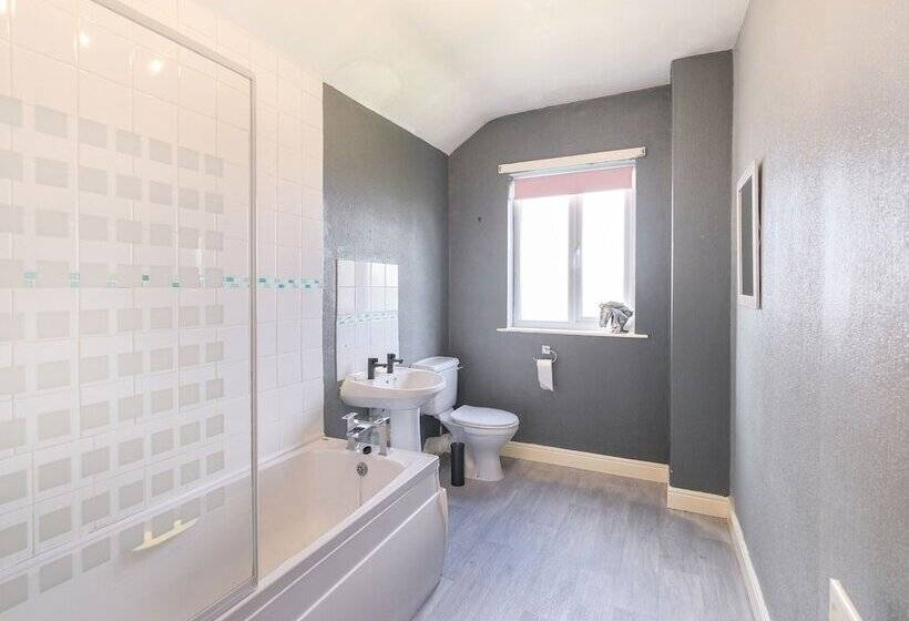 住所  Lovely Large 2 Bed House With 2 Reception Rooms