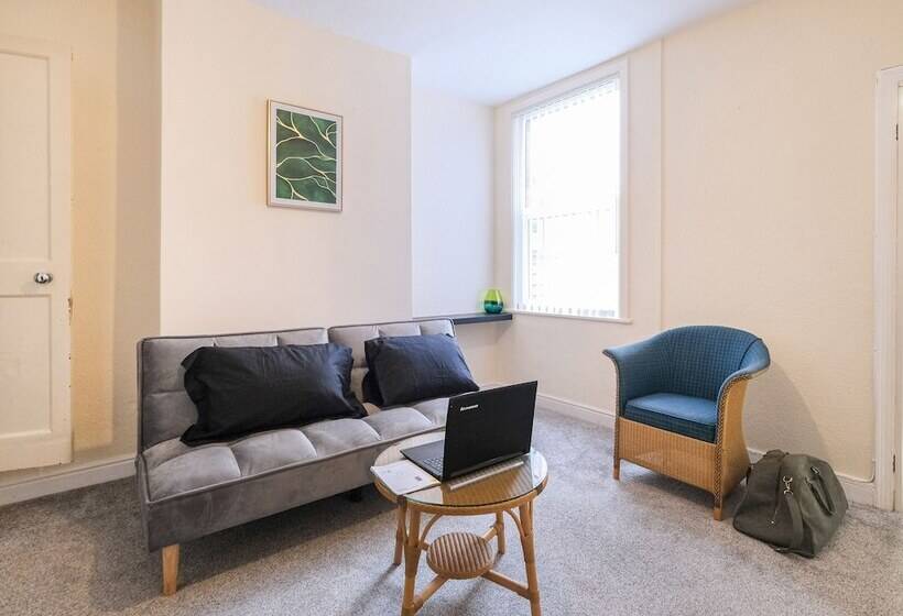 إقامة Lovely Large 2 Bed House With 2 Reception Rooms