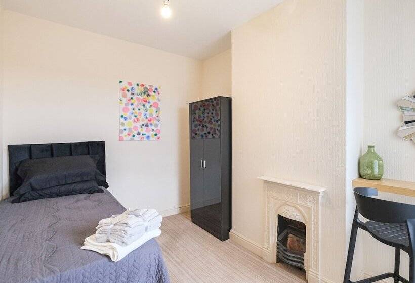 إقامة Lovely Large 2 Bed House With 2 Reception Rooms