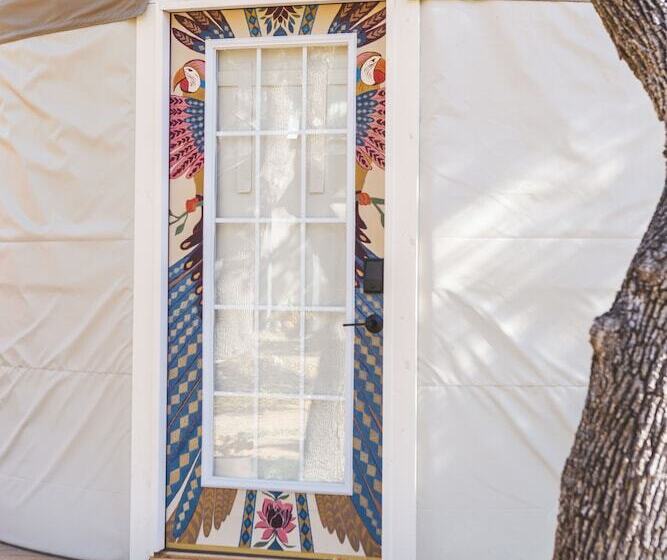 리조트 The Macaw Yurt At Camposanto Atx Glamping On Lake Travis