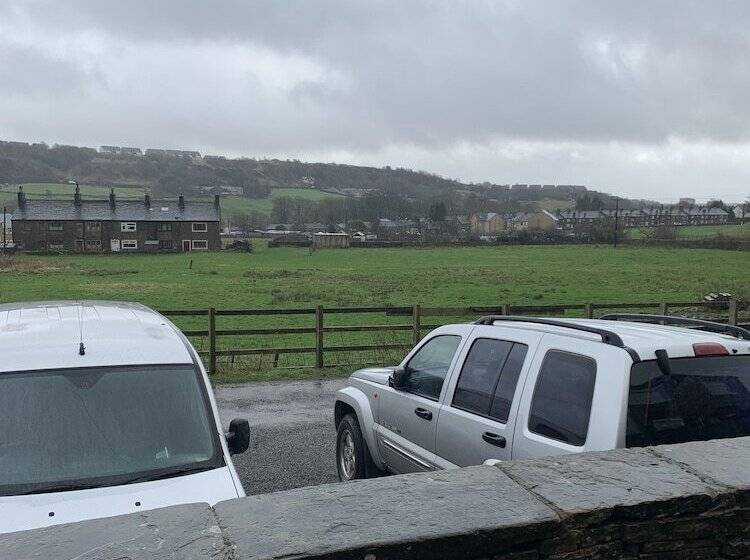 Stunning 1 Bed Cottage In Halifax