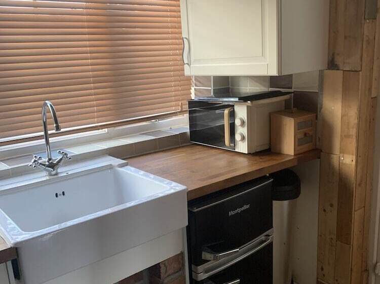 Stunning 1 Bed Cottage In Halifax