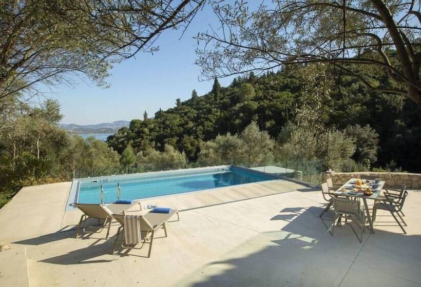 Villas Harriet   With Sea View And Near The Sea
