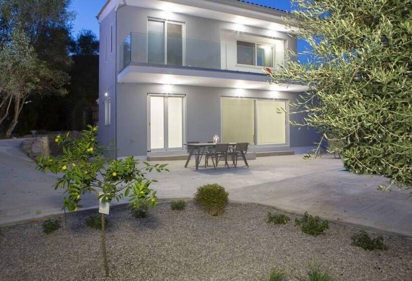 Villas Harriet With Sea View And Near The Sea