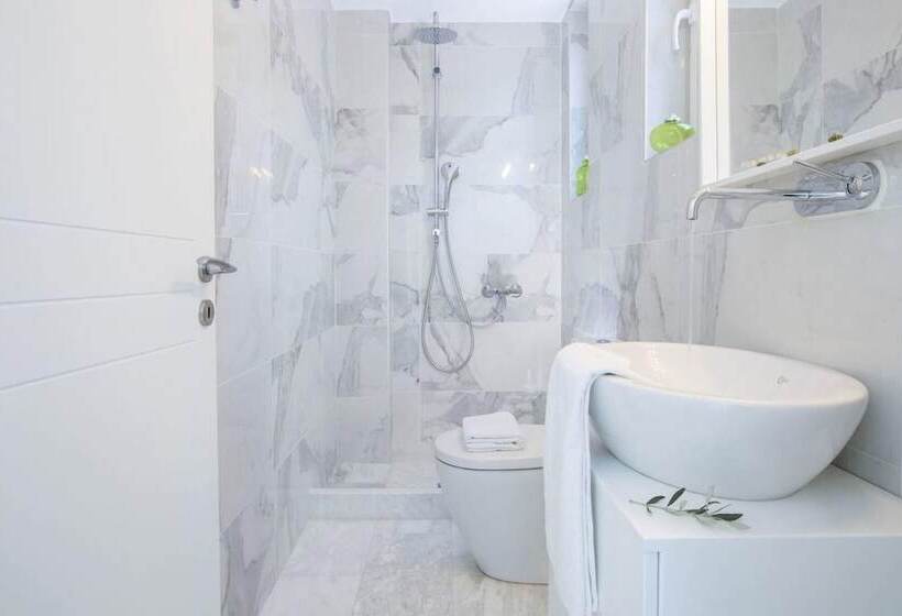 Villas Harriet   With Sea View And Near The Sea