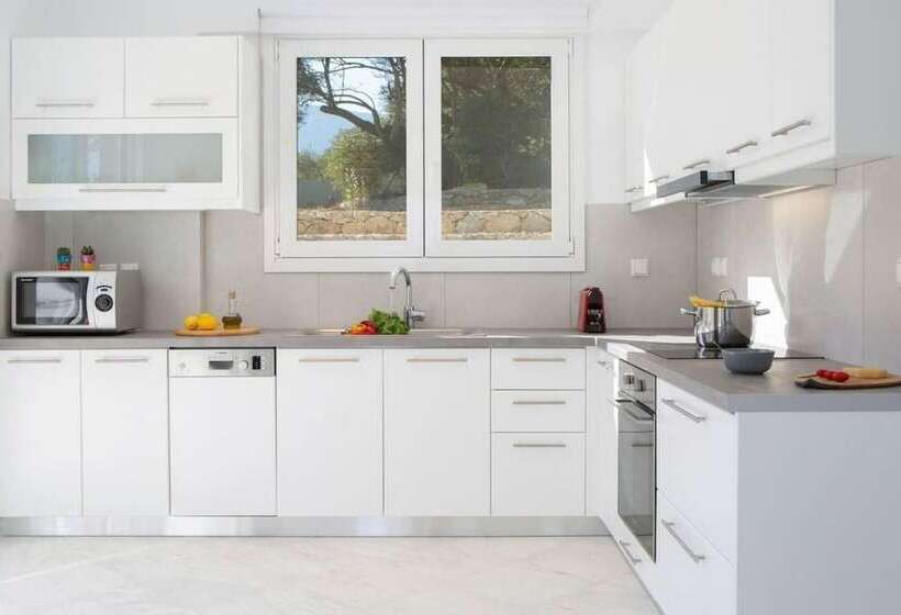 Villas Harriet   With Sea View And Near The Sea