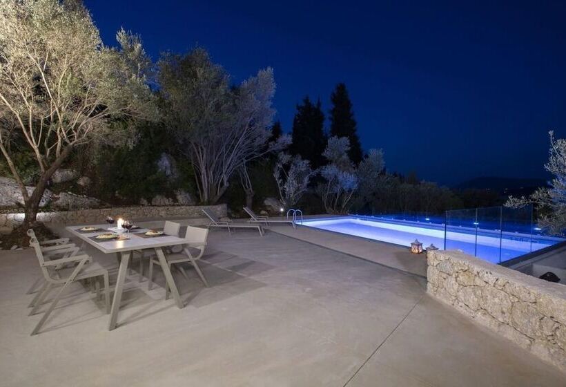 Villas Harriet   With Sea View And Near The Sea