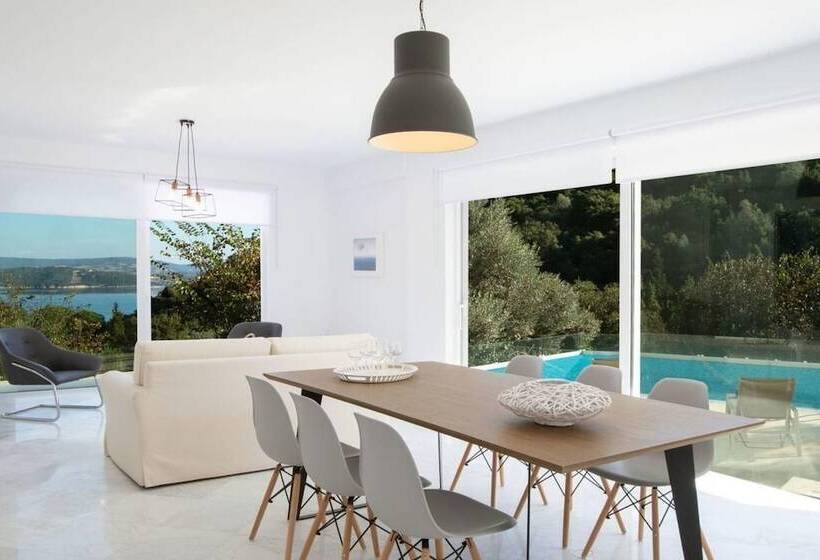 Villas Harriet   With Sea View And Near The Sea