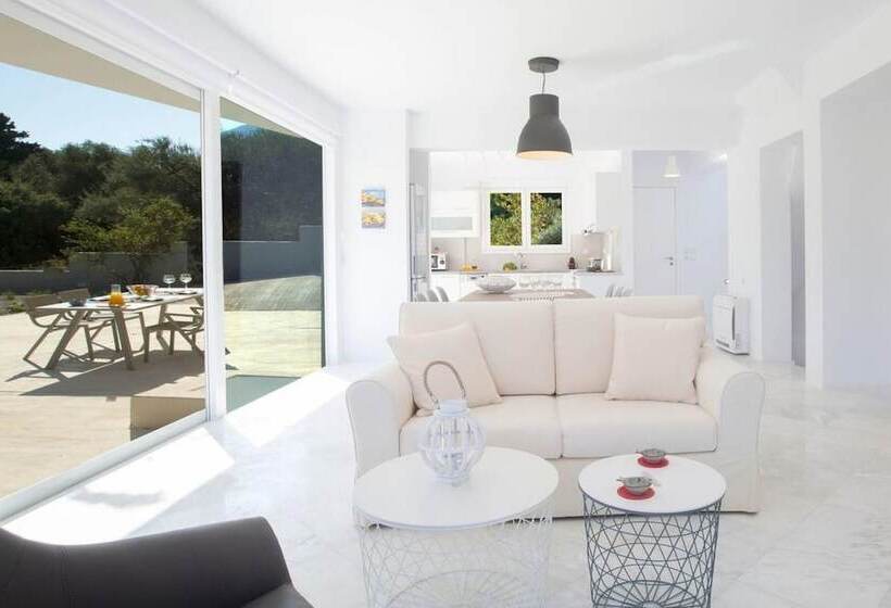 Villas Harriet   With Sea View And Near The Sea