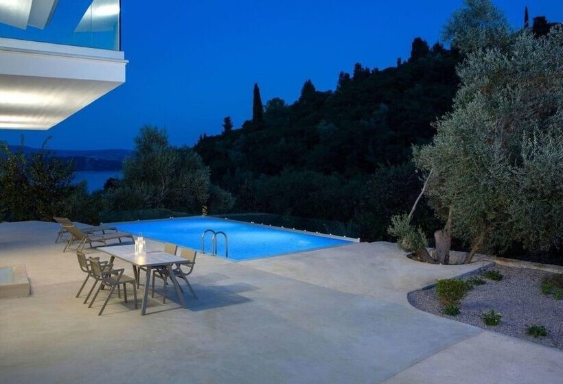 Villas Harriet   With Sea View And Near The Sea