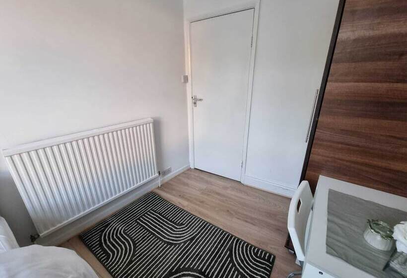 호스텔 Easy Rooms, London Luton Airport  24 Hour Check In