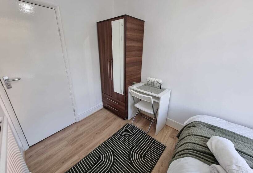 호스텔 Easy Rooms, London Luton Airport  24 Hour Check In