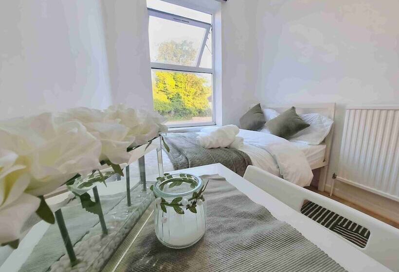 호스텔 Easy Rooms, London Luton Airport  24 Hour Check In