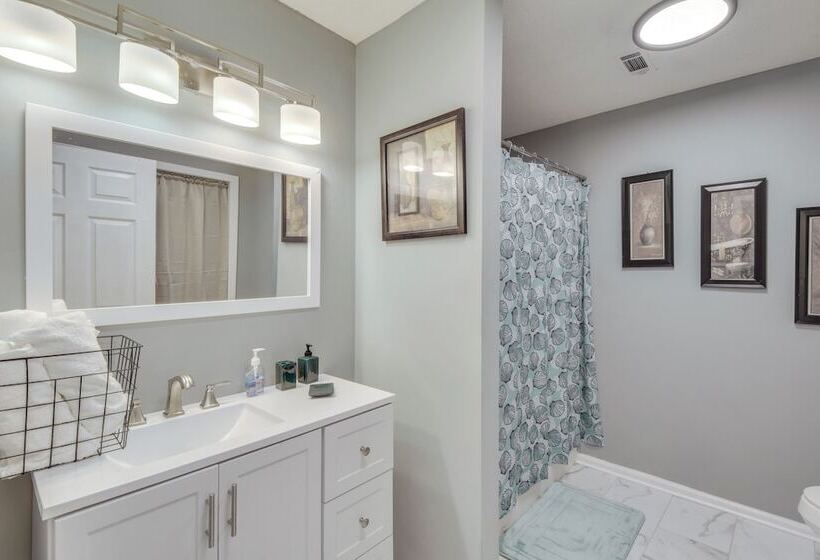 Athens Home W/ Deck   Near Sanford Stadium!