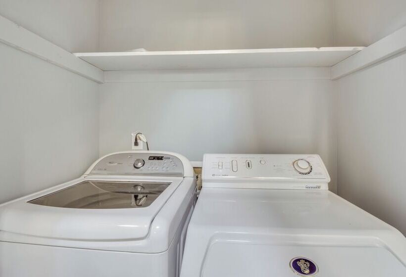 Athens Home W/ Deck   Near Sanford Stadium!