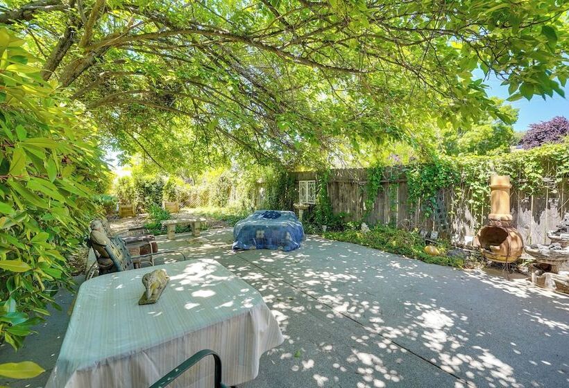 Auburn Cottage W/ Patios & Garden   3 Mi To Town!