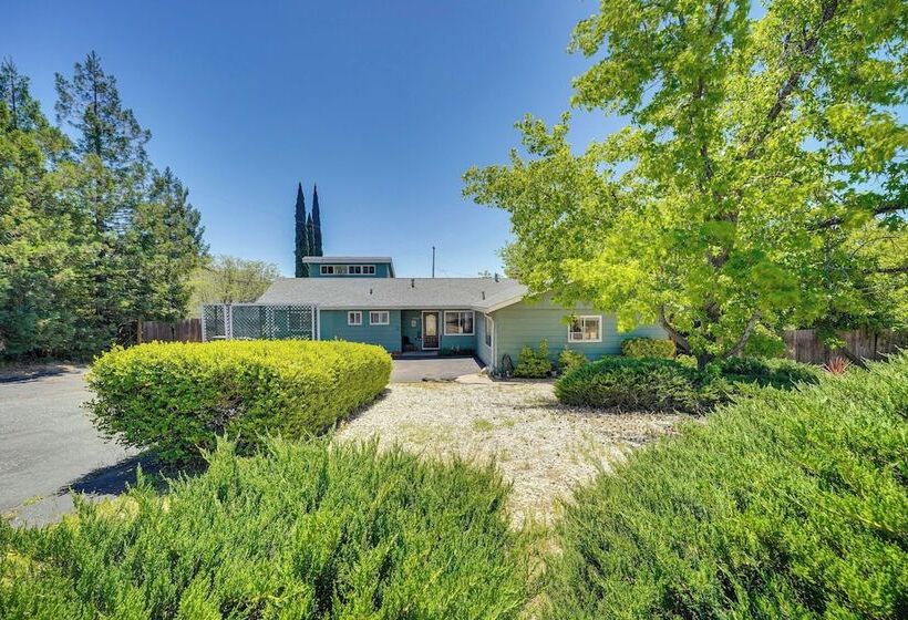 Auburn Cottage W/ Patios & Garden   3 Mi To Town!