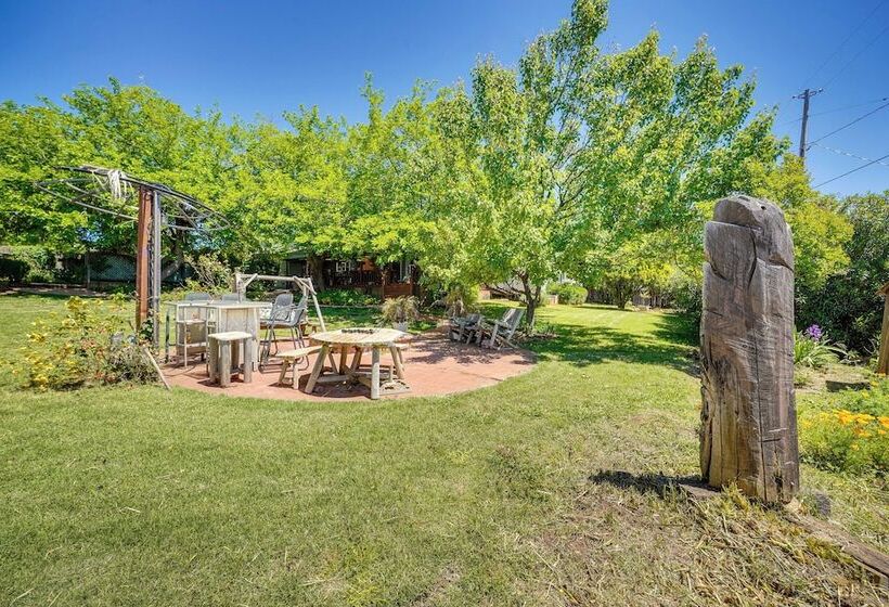 Auburn Cottage W/ Patios & Garden   3 Mi To Town!