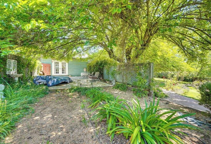 Auburn Cottage W/ Patios & Garden   3 Mi To Town!