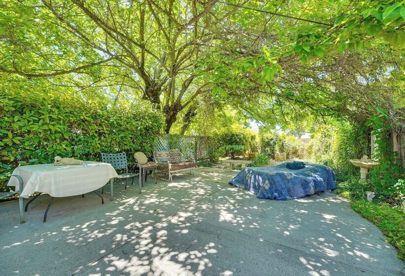 Auburn Cottage W/ Patios & Garden   3 Mi To Town!