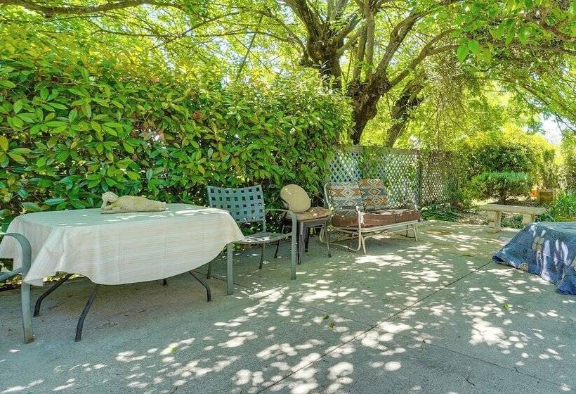 Auburn Cottage W/ Patios & Garden   3 Mi To Town!