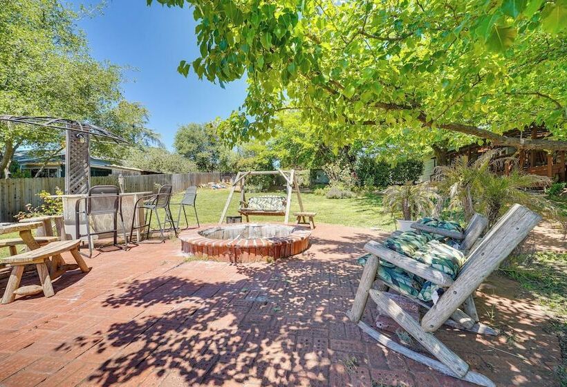 Auburn Cottage W/ Patios & Garden   3 Mi To Town!