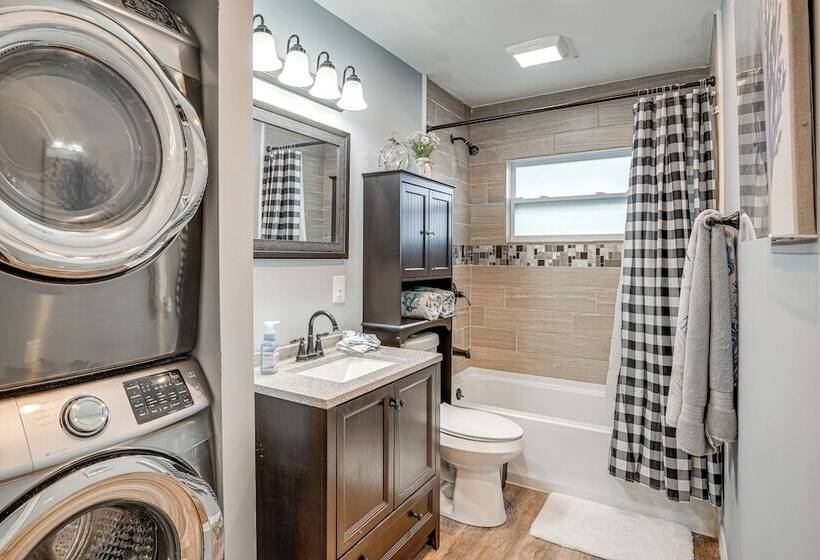 Avon Park Home W/ Private Hot Tub & Sunroom!