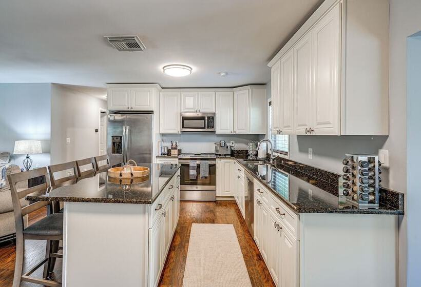 Avon Park Home W/ Private Hot Tub & Sunroom!