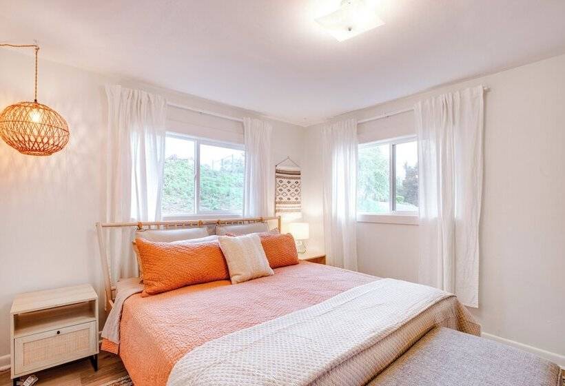 Bay City Retreat ~ 1/2 Mi To Local Beach!