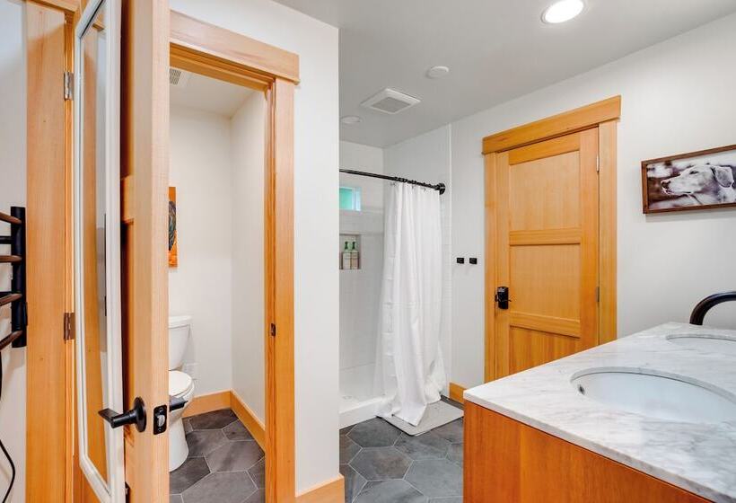 Bay City Retreat ~ 1/2 Mi To Local Beach!